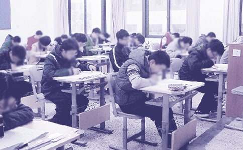做梦考试题不会做,想抄别人的又抄不着是什么意思